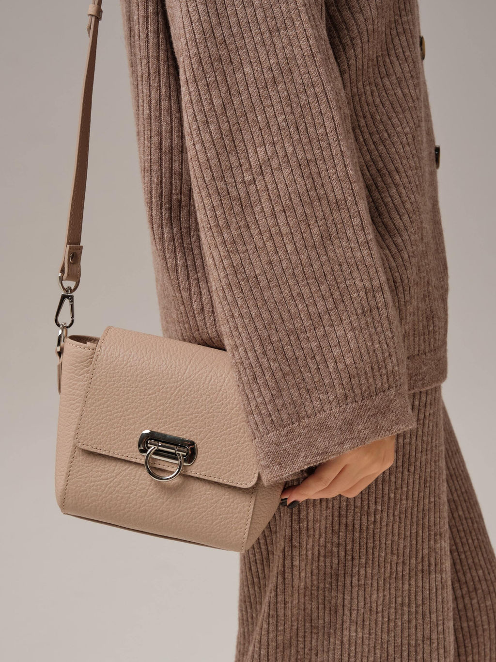 Сумка кожаная кросс-боди Azaro 3520 розово-бежевый/бизон