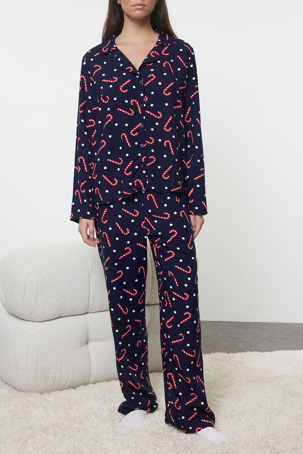Trendyolmilla Lacivert Puantiyeli Y?lbas? Temal? Viskon Dokuma Pijama Tak?m? THMAW25PT00168