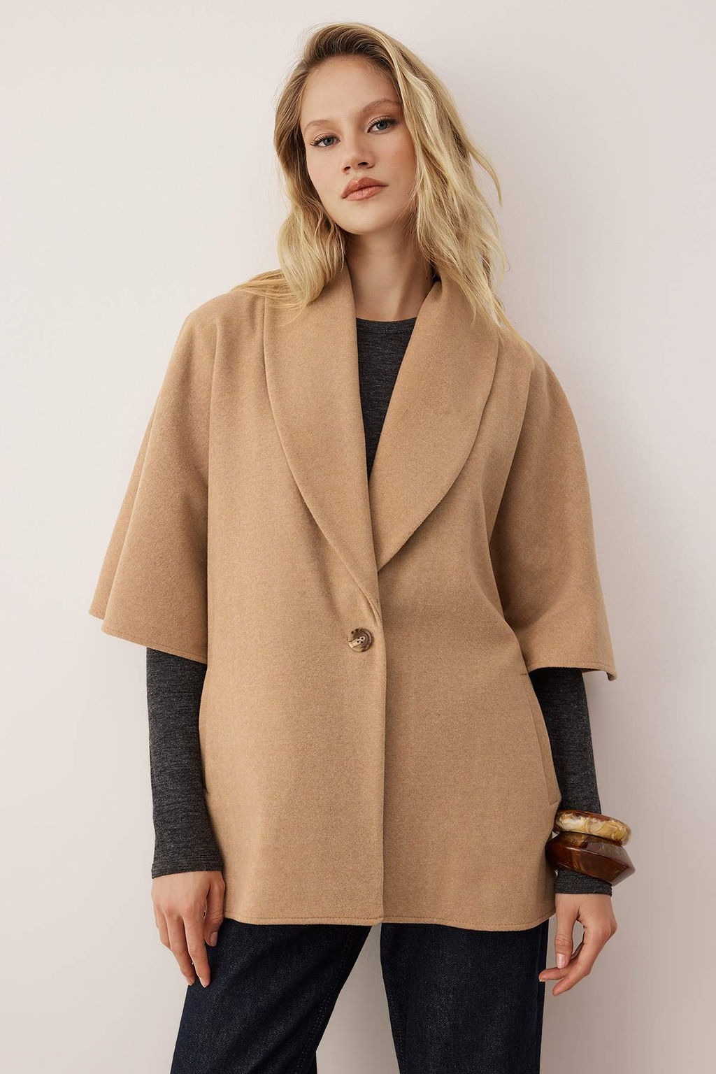 Bej Vucut Secmeyen Mono Kapama Oversize Midi Kase Kaban TWOAW26KB00064 - Trendyolmilla фото 2