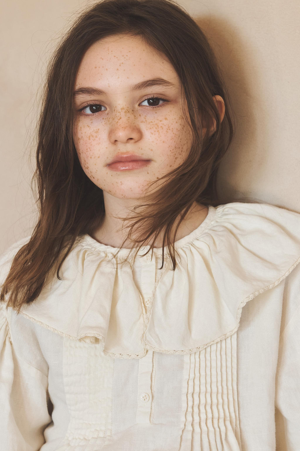 6-10 A?OS/ BLUSA PLIEGUES PUNTILLA ALGOD?N LINO LIMITED EDITION / Crudo - Zara фото 3