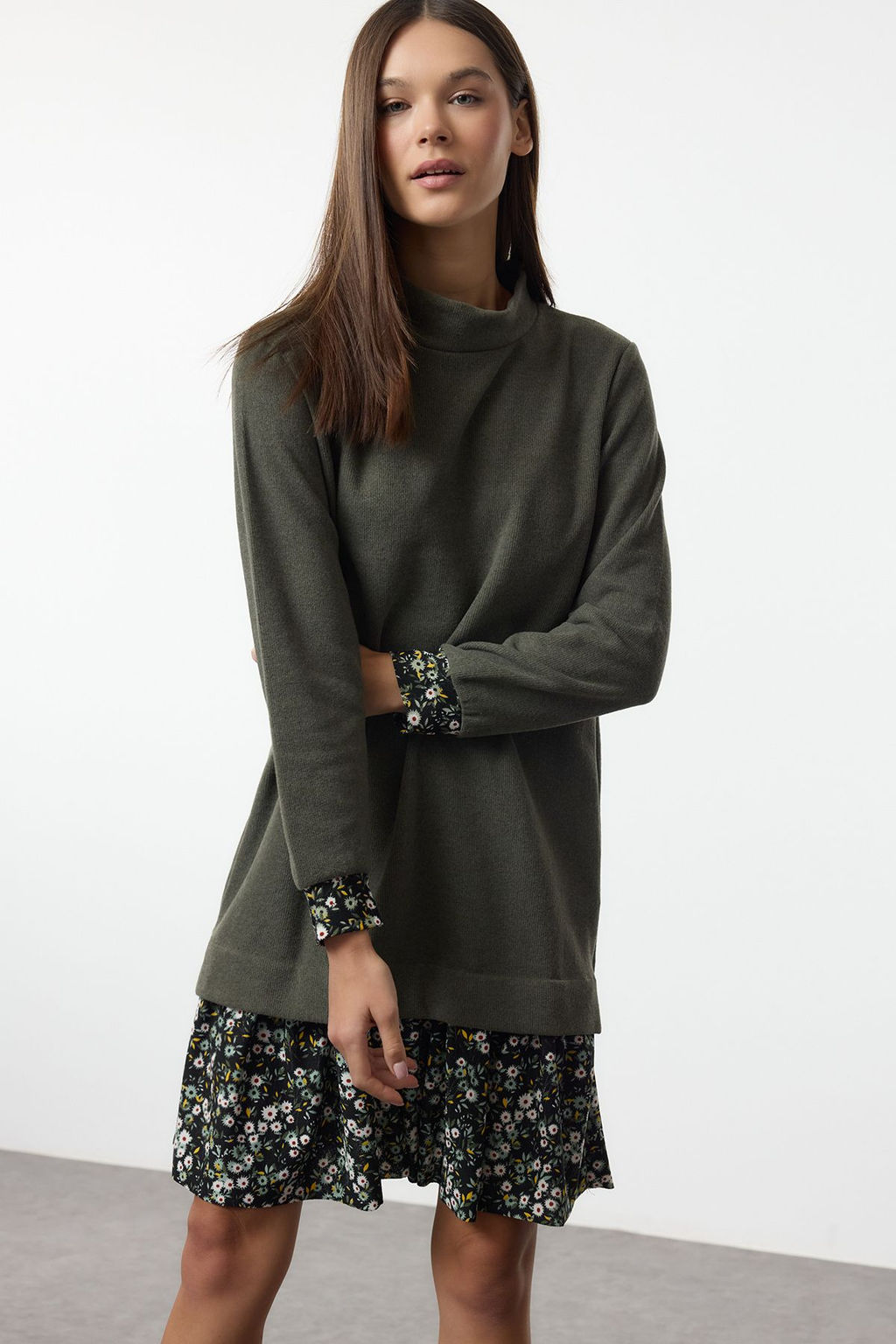 TRENDYOLMILLA Zumrut Yesili Cicek Bask?l? Mini Selanik Dik Yaka Orme Elbise TWOAW25EL00282