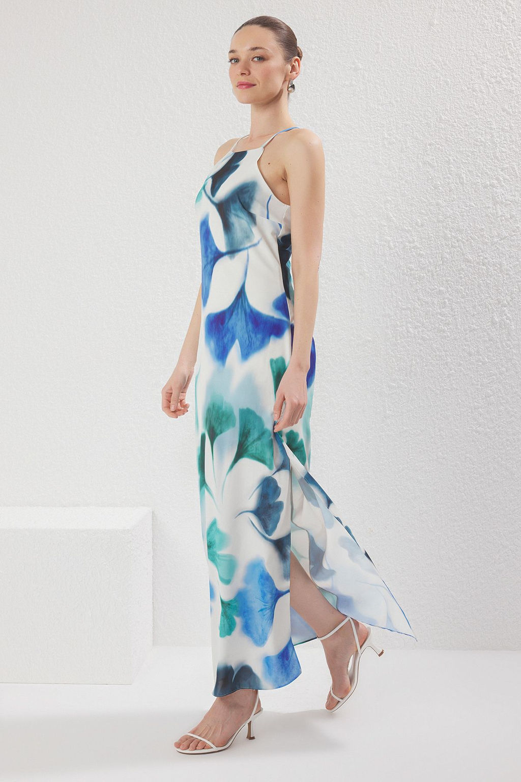 TRENDYOLMILLA Cok Renkli Batik Desenli Duz Kesim Kolsuz Maxi Astarl? Saten Dokuma Elbise TWOSS23EL02238 фото 22