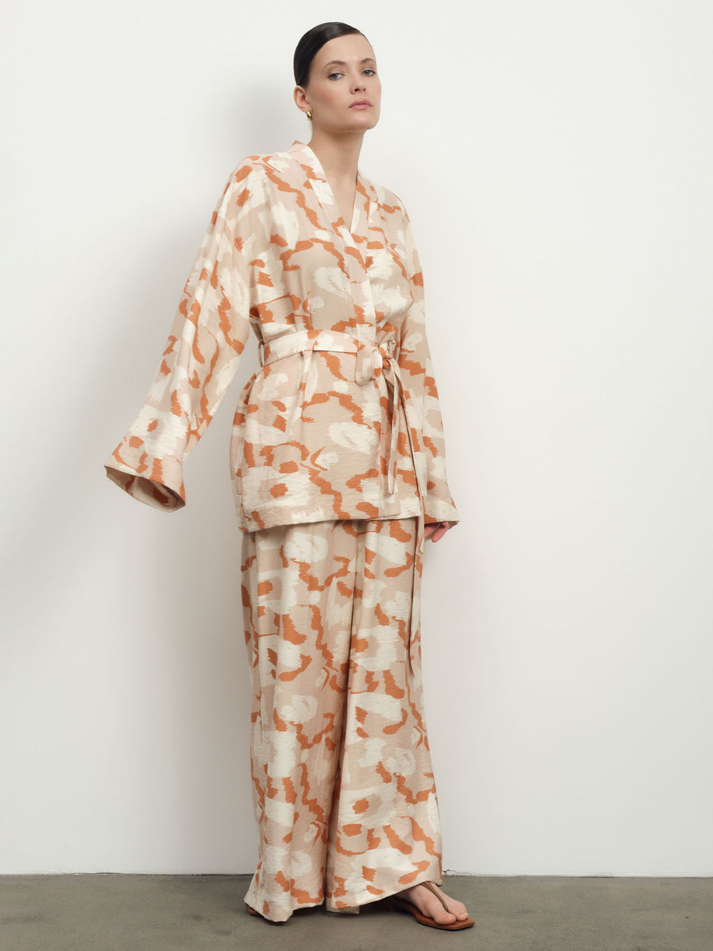 Брюки из вискозы 10367 серые с принтом