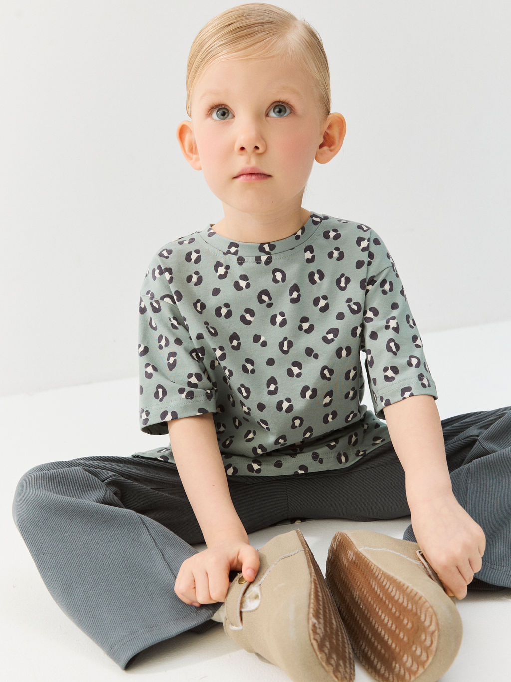 Костюм футболка оверсайз и брюки клеш Наивный леопард/графит