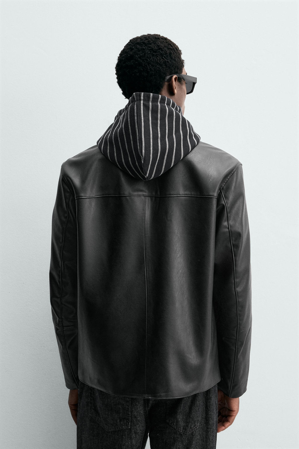 SOBRECAMISA REGULAR FIT EFECTO PIEL / Negro - Zara фото 3