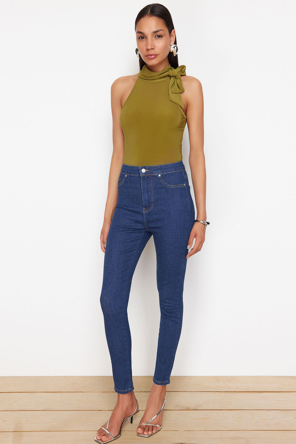 Trendyolmilla Yag Yesil Fular Baglama Detayl? Regular/Normal Kal?p Esnek Orme Bluz TWOSS24BZ00635  фото 2
