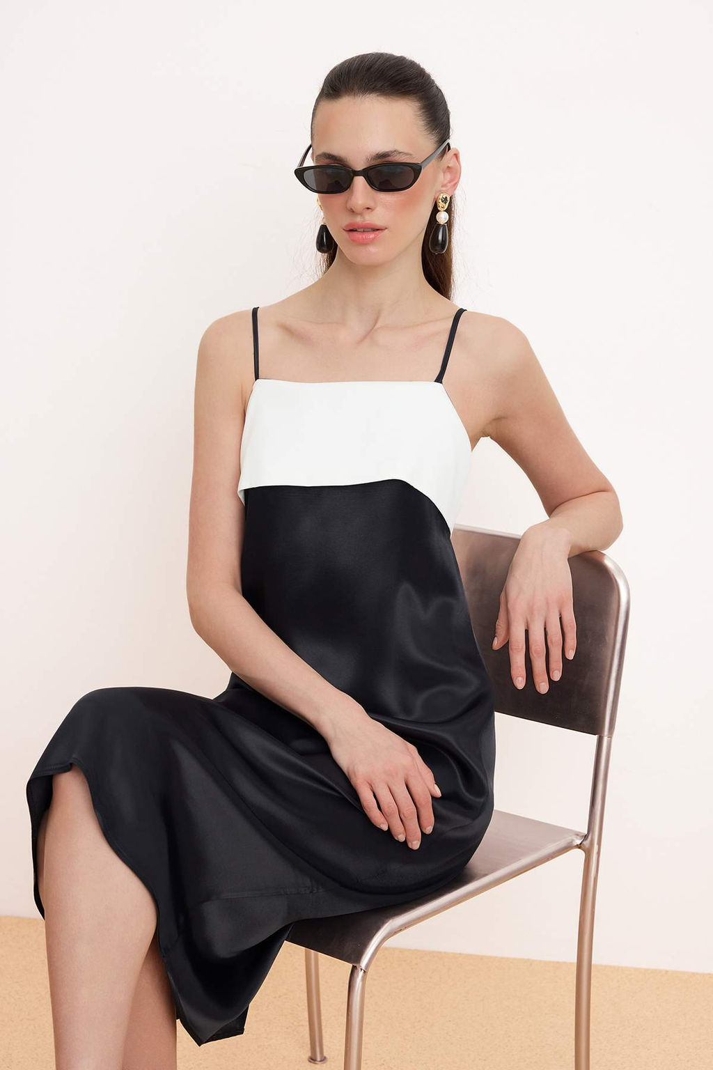 Siyah-Beyaz Renk Bloklu Saten Midi Dokuma Elbise TWOSS26EL00325 - Trendyolmilla фото 2