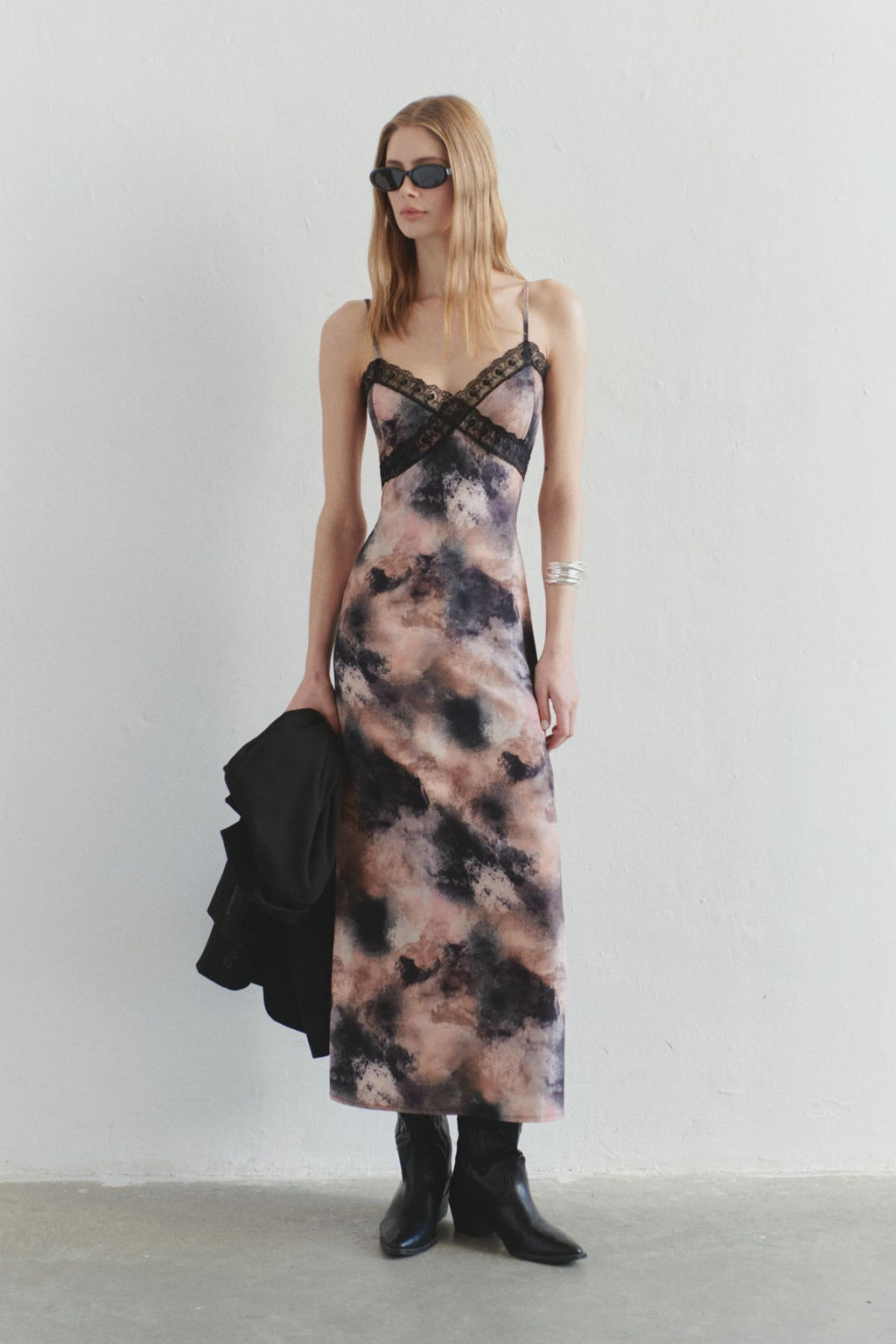 TRENDYOLMILLA Limited Edition Kahverengi Dantelli Soyut Desenli Maxi Dokuma Elbise TWOSS25EL00523  фото 2