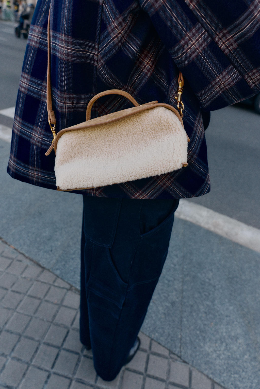 ELONGATED SHEARLING BAG - Zara фото 6