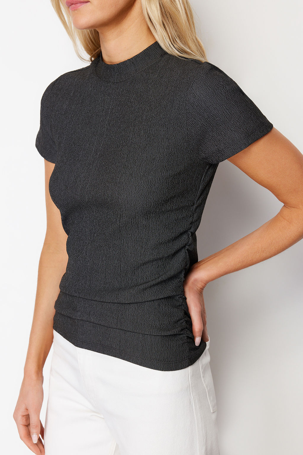 Trendyolmilla Tas Dik Yaka K?sa Kol Buzgu Detayl? Esnek Orme Bluz TWOSS24BZ00135  фото 21