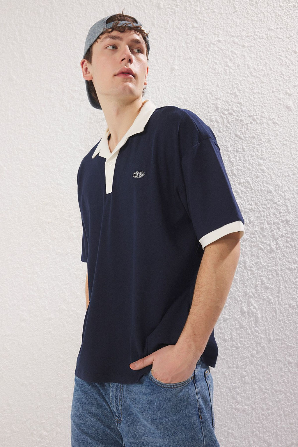 TRENDYOL MAN Lacivert Oversize/Genis Kesim Nak?s Detayl? Polo Yaka T-shirt TMNSS25PO00013