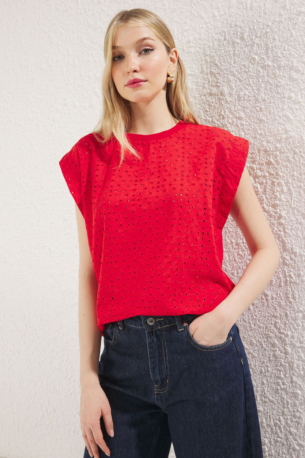 TRENDYOLMILLA K?rm?z? Brode Detayl? Relaxed/Rahat Kal?p Orme T-Shirt TWOSS25TS00089