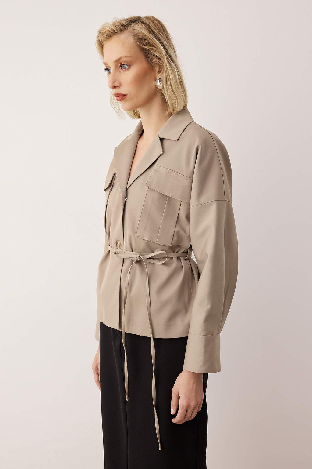 EXCLUSIVE Ozel Koleksiyon Bej Oversize Baglama Detayl? Trenckot TWOAW26TR00022 - Trendyolmilla фото 3