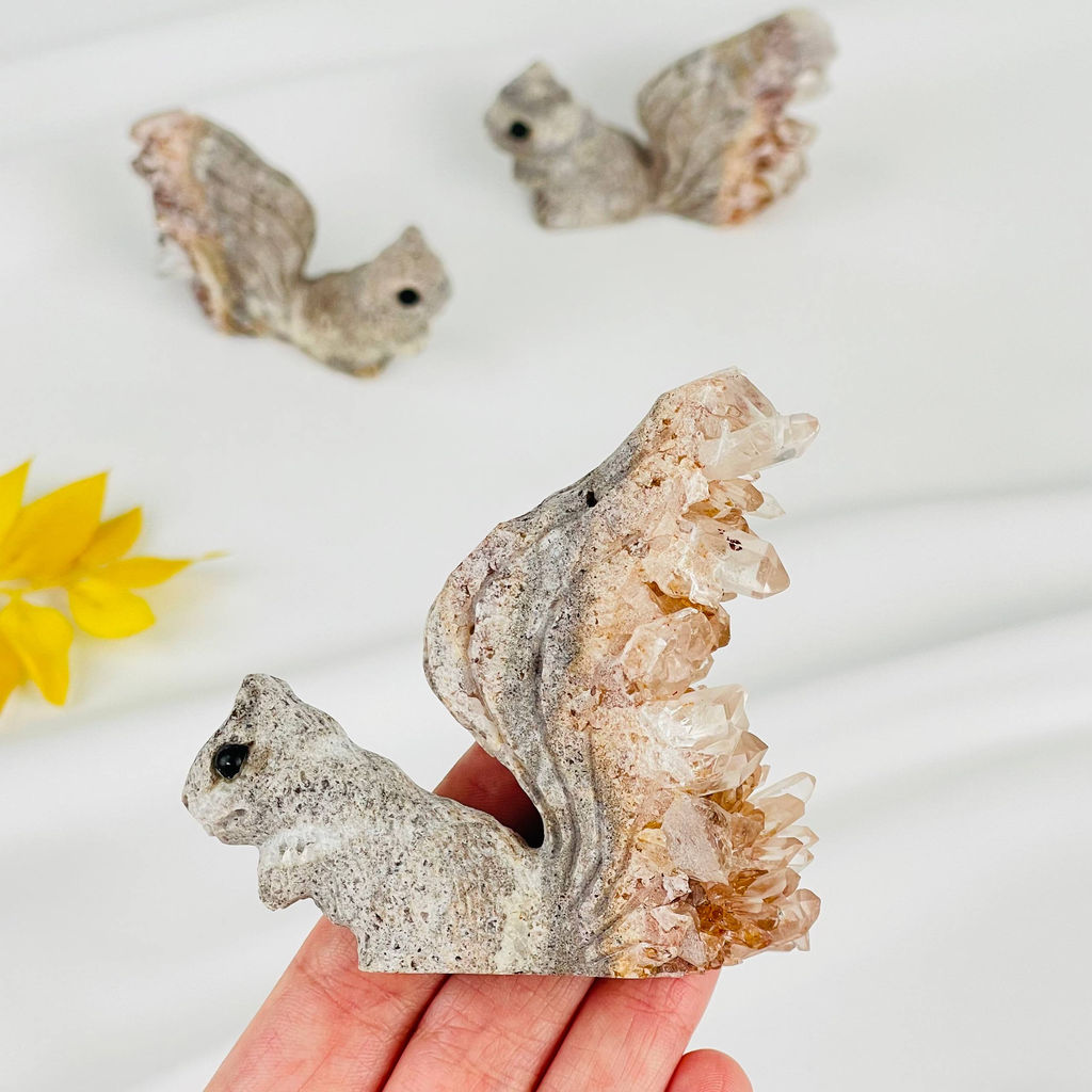 Белка из камня с друзами Горного Хрусталя - Радуга самоцветов фото 2