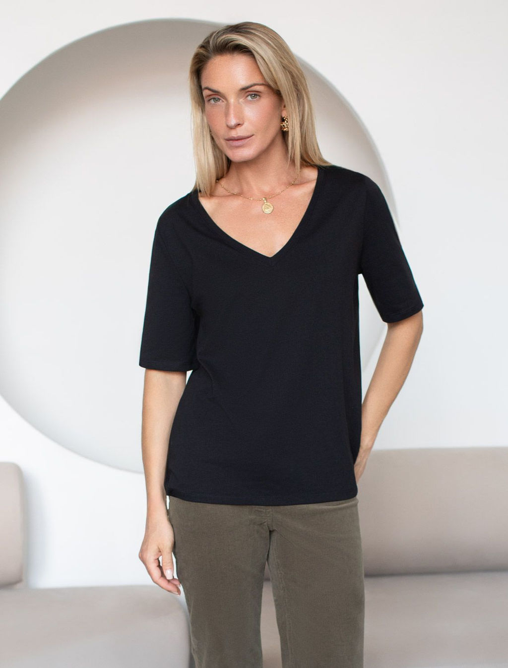 Футболка из 100% хлопка с V-образным вырезом