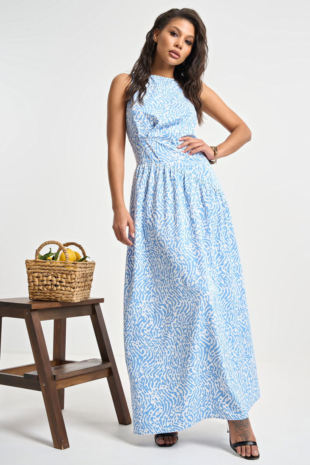 Платье облегающее бело-голубое