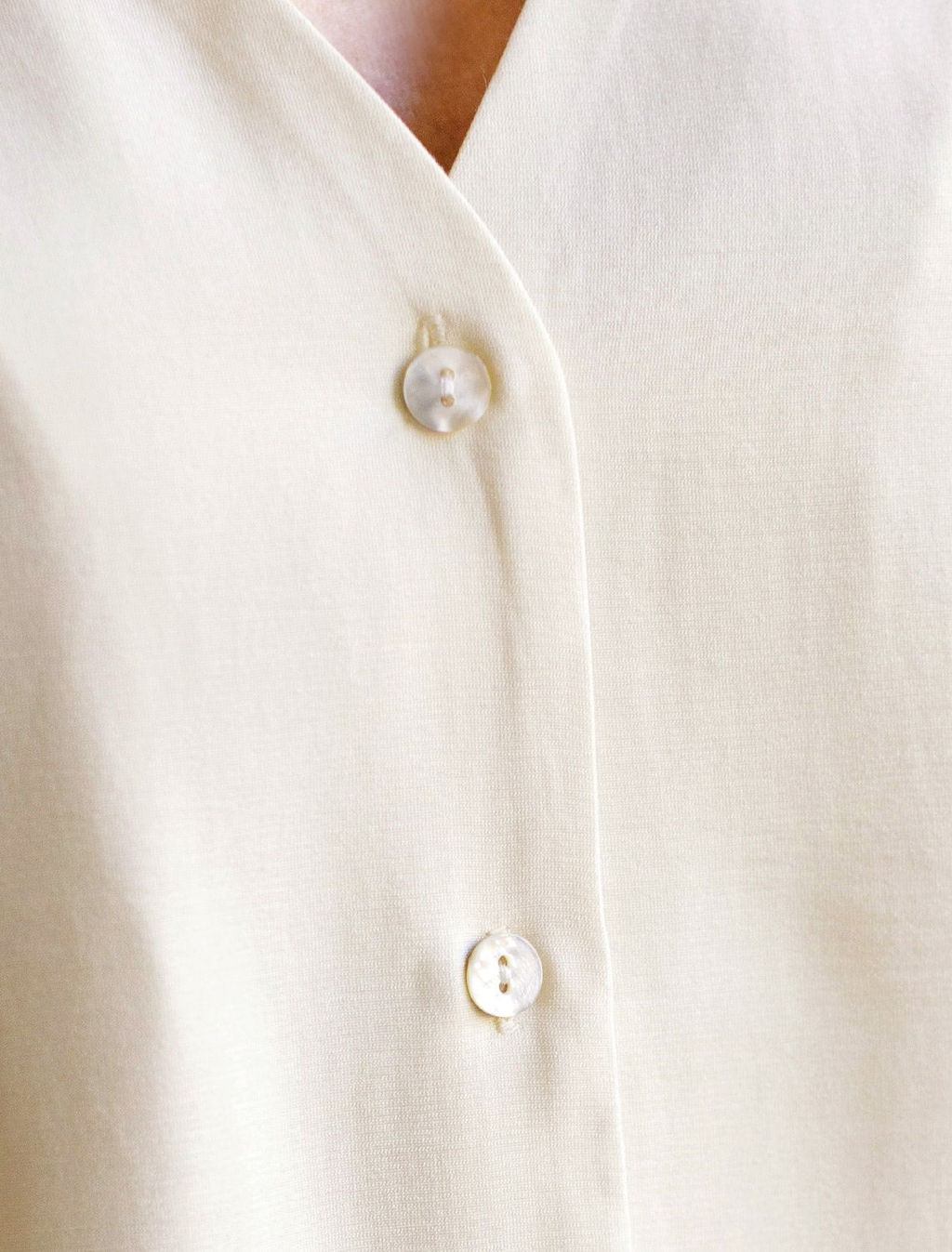 Укороченная блузка с V вырезом из плотного лиоцелла - Vilatte фото 2