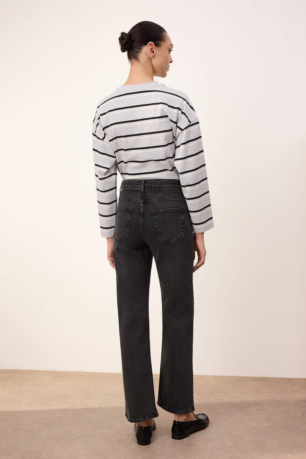 Siyah Yuksek Bel Az Esnek Straight Duz Kesim Jeans TWOSS26JE00095 - Trendyolmilla фото 6