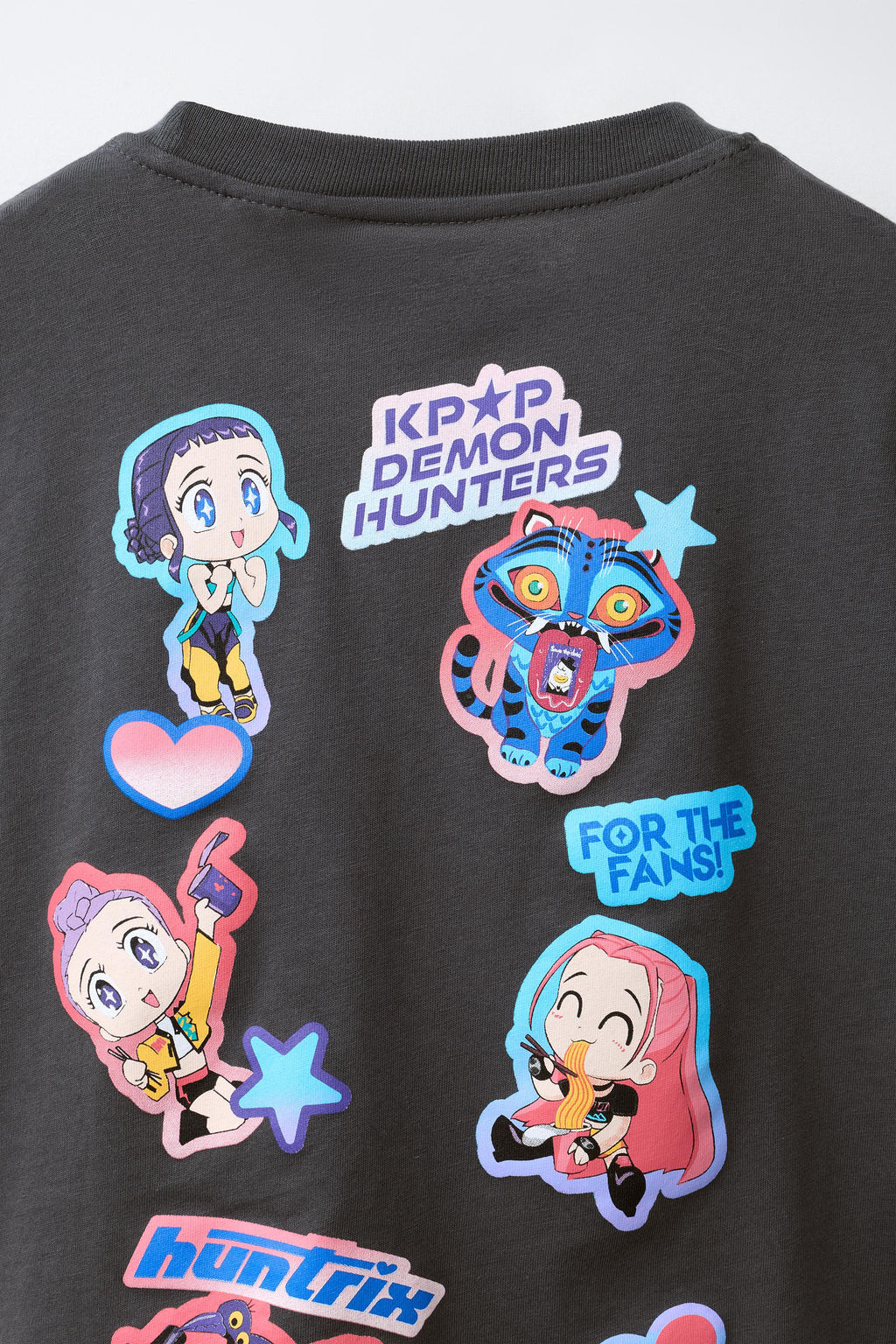 CAMISETA EFECTO LAVADO KPOP DEMON HUNTERS NETFLIX / Gris antracita