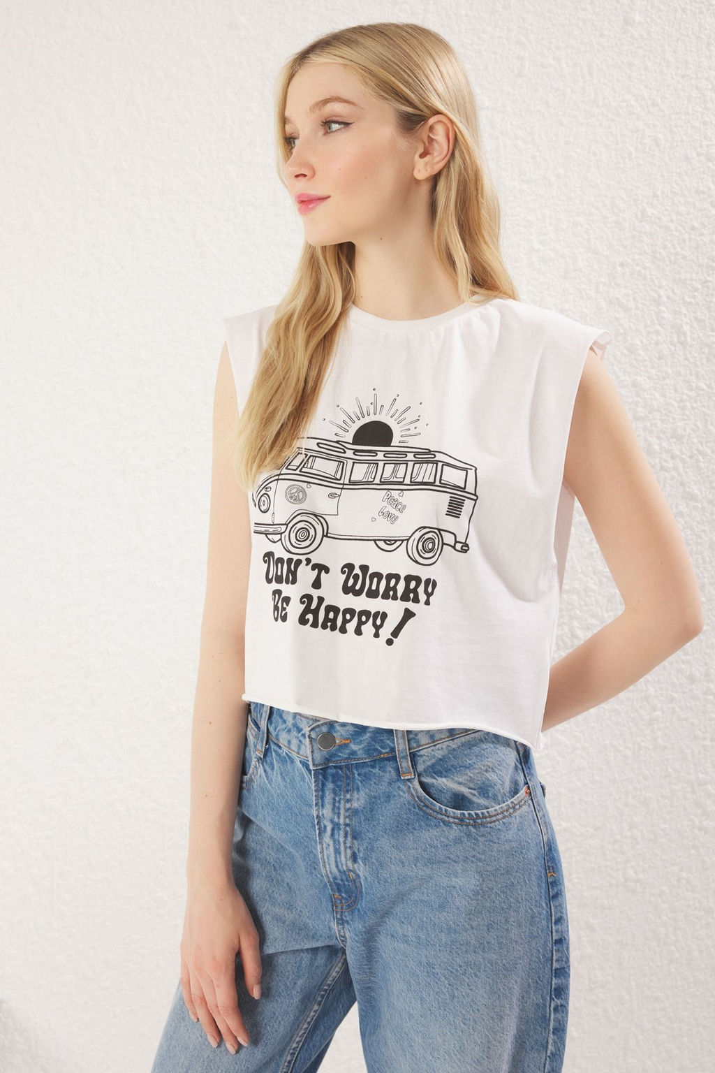 Ekru %100 Pamuk Bask?l? Kolsuz Relaxed/Rahat Kal?p Crop Bisiklet Yaka Orme T-Shirt TWOSS23TS00122