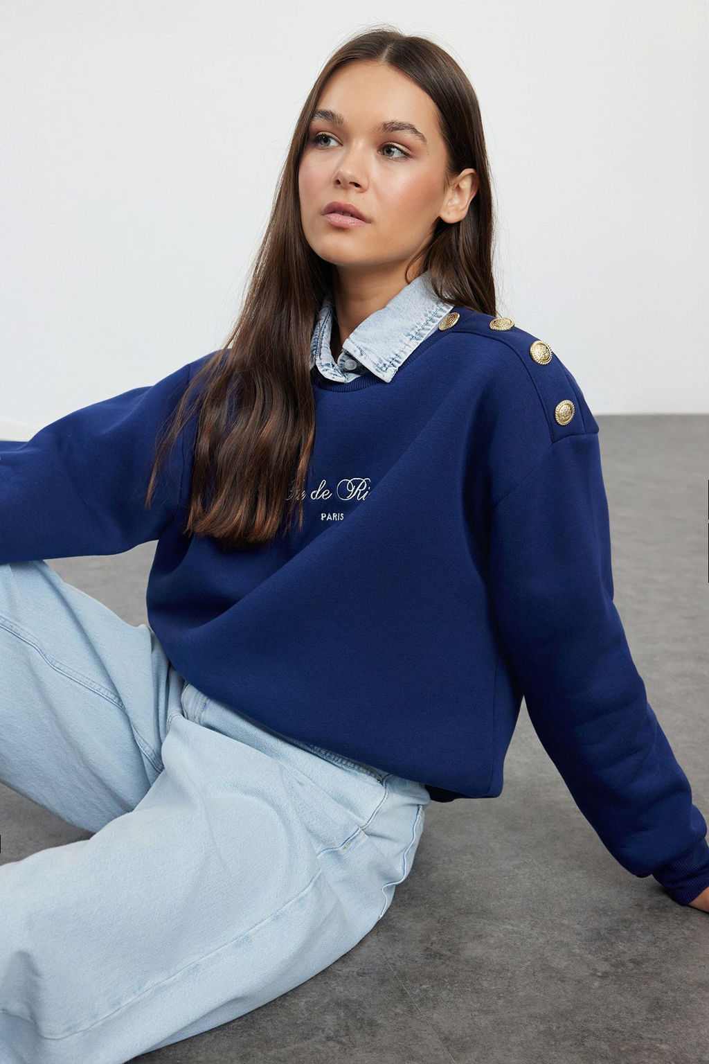 TRENDYOLMILLA Bej Sloganl? Dugme Detayl? Regular Kal?p Kal?n Ici Polarl? Orme Sweatshirt TWOAW25SW00015  фото 8