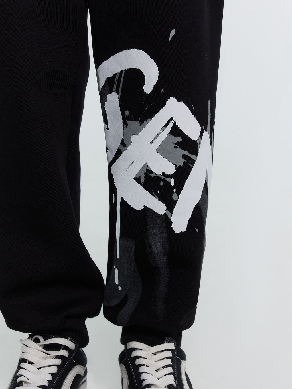 Брюки для мальчиков черные с принтом - Mark formelle фото 5