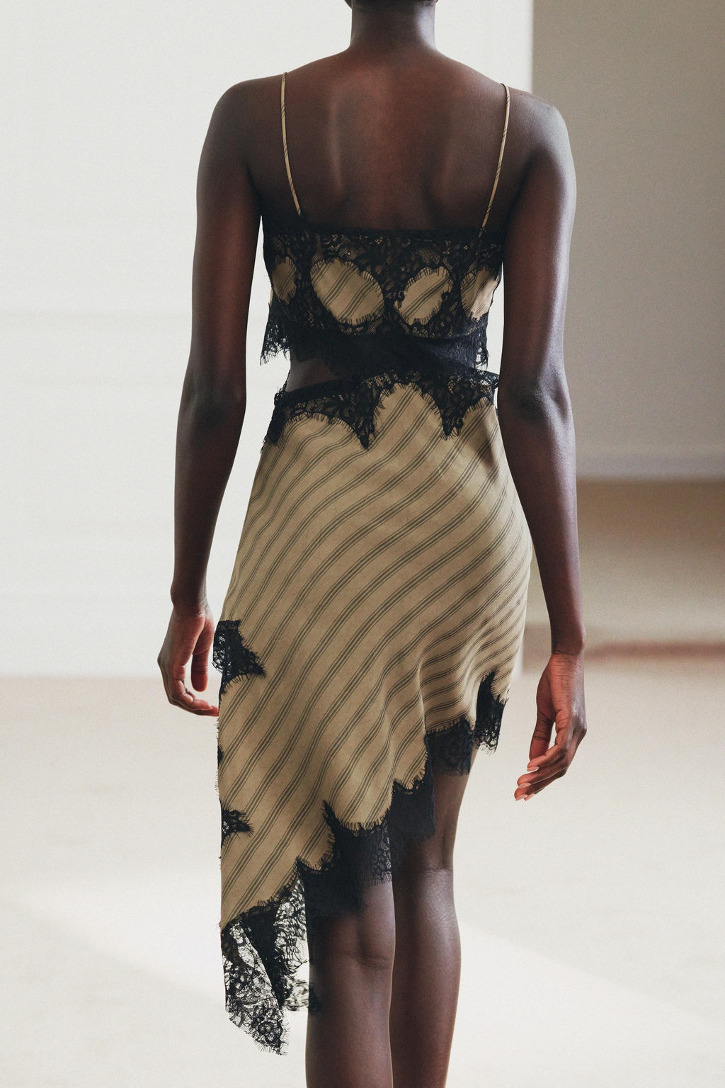 VESTIDO LENCERO CUT OUT ZW COLLECTION / Vis?n - Zara фото 3