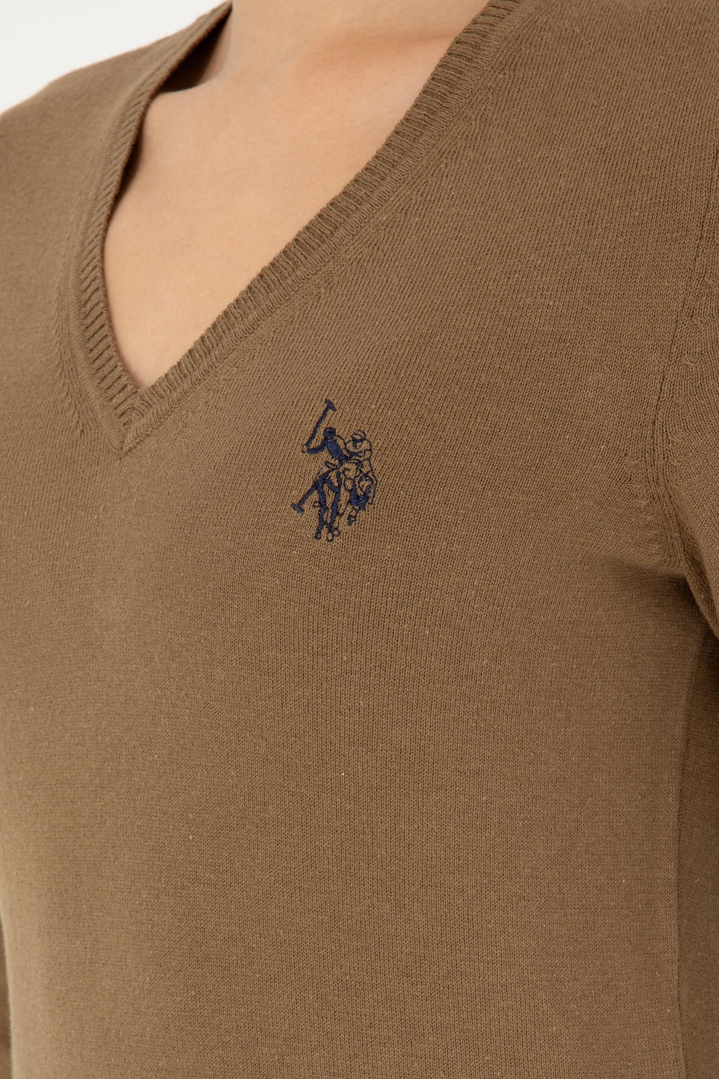 Женский базовый свитер темно-хаки меланжевого цвета с v-образным вырезом Неожиданная скидка в корзине - U.s. polo assn фото 14