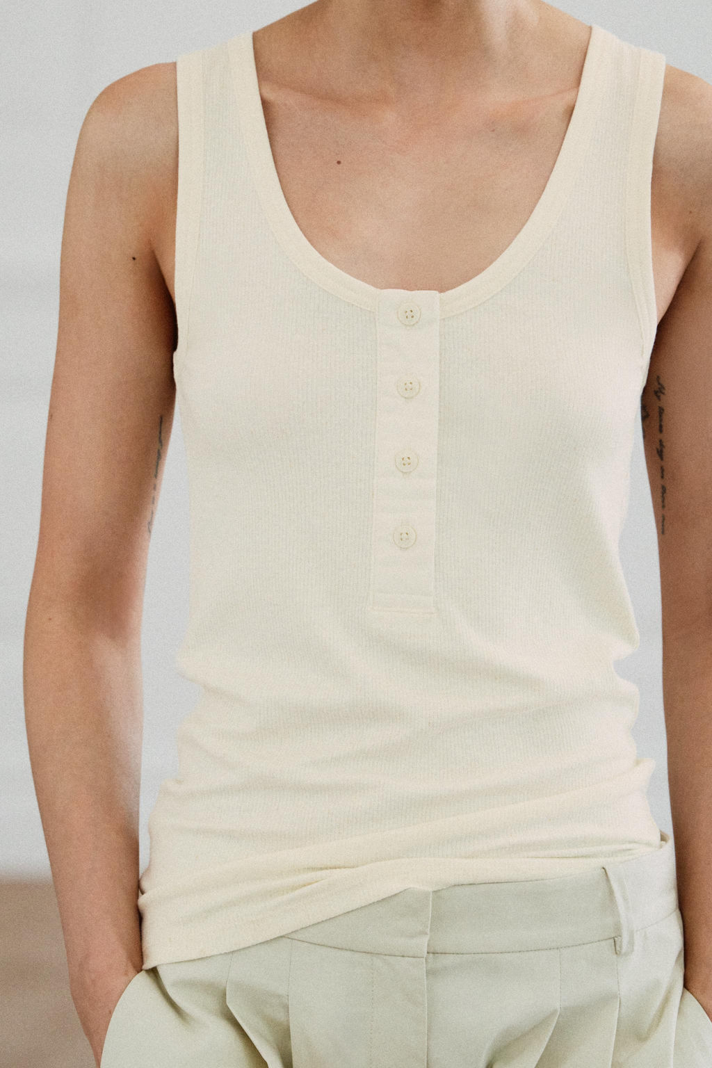 CAMISETA BOTONES CON LINO / Crudo