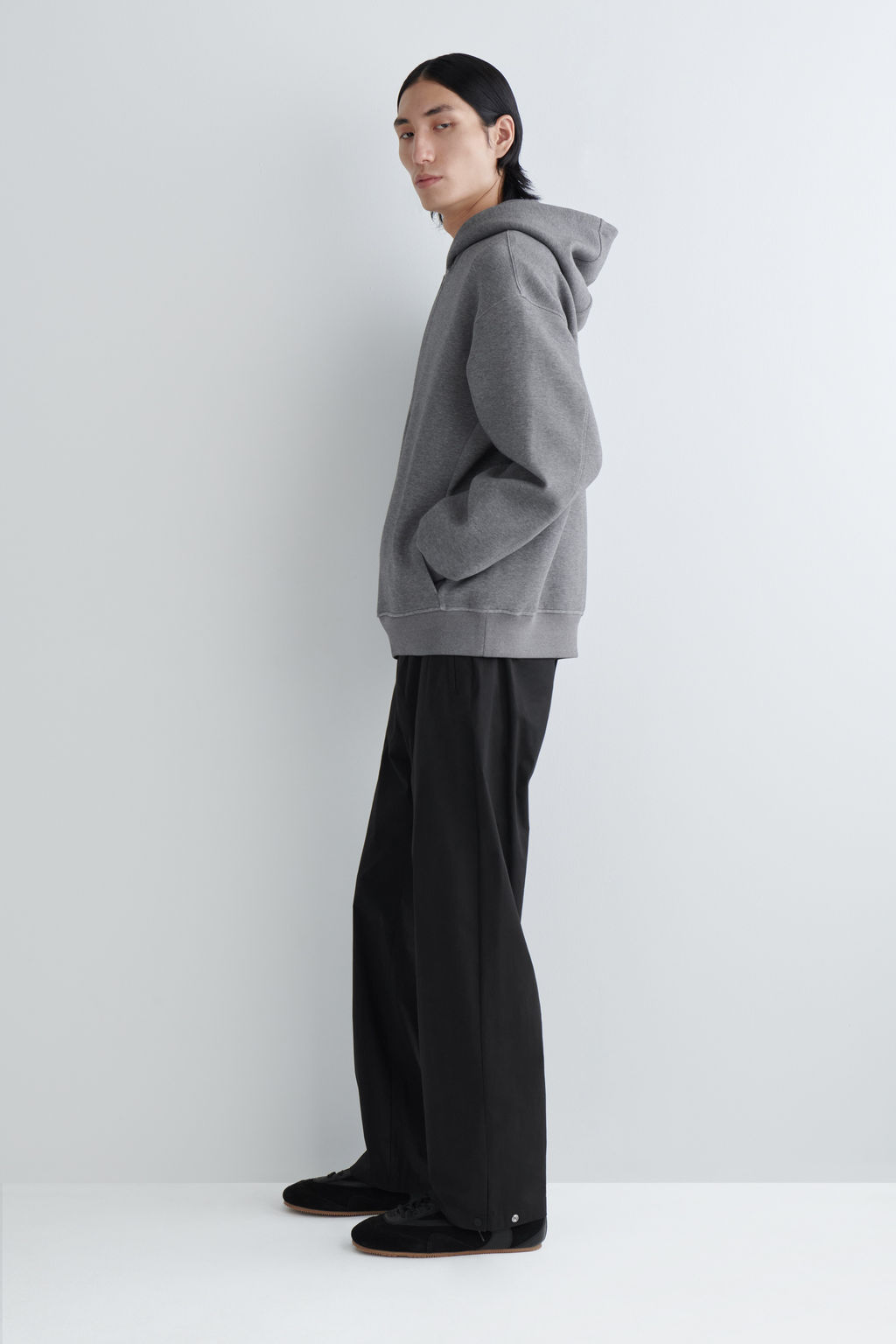 SUDADERA CON CAPUCHA EFECTO NEOPRENO