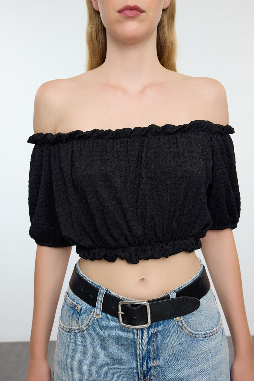 Trendyolmilla Siyah Carmen Yaka Regular/Normal Kal?p Burumcuk Crop Orme Bluz TWOSS22BZ1421