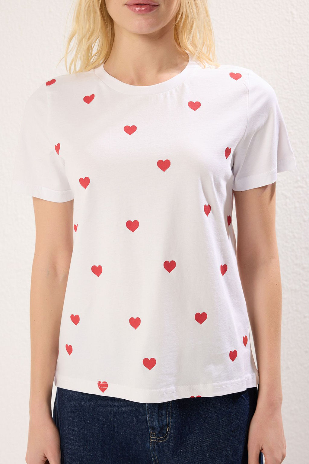 TRENDYOLMILLA Ekru %100 Pamuk Kalp Bask?l? Regular/Normal Kal?p Bisiklet Yaka Orme T-Shirt TWOSS20TS0757