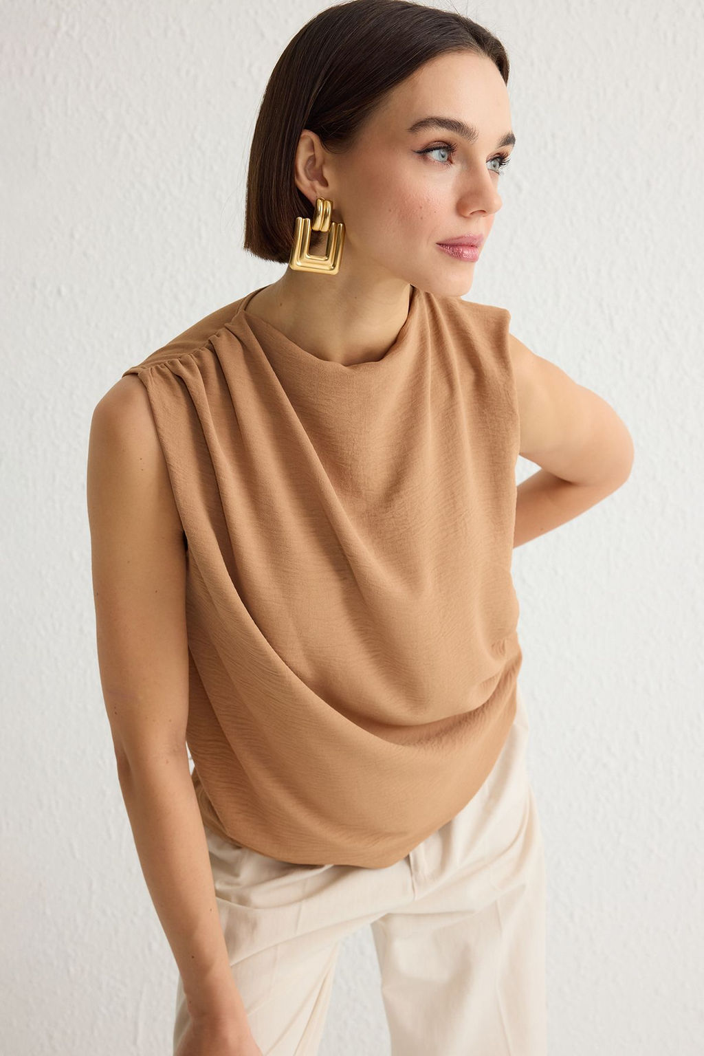 Trendyolmilla Ekru Buzgu Detayl? Bisiklet Yaka Kolsuz Dokuma Bluz TWOSS24BZ00343 фото 7