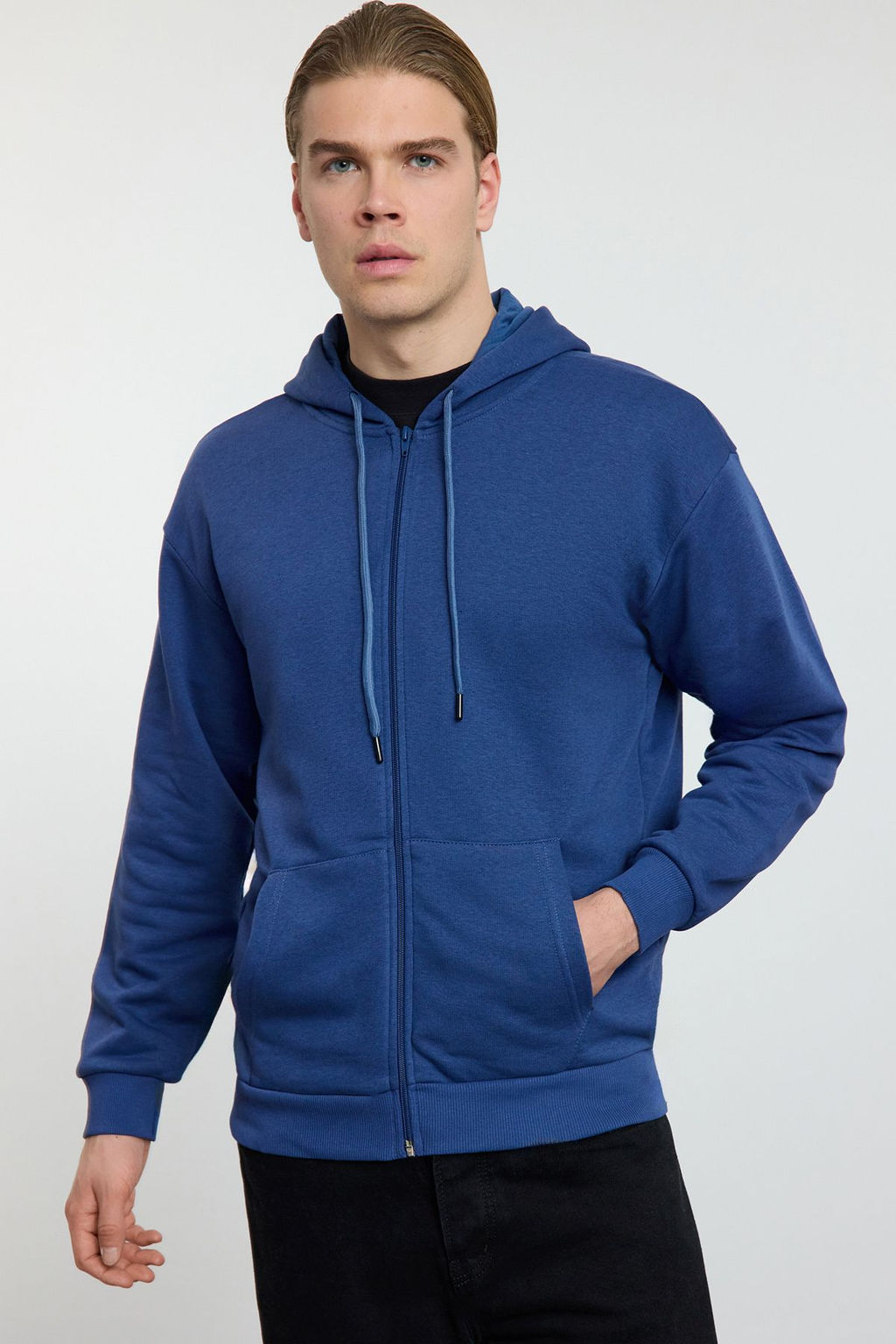 TRENDYOL MAN Siyah Oversize/Genis Kesim Kapusonlu Fermuarl? Sweatshirt-H?rka TMNAW22SW0620 - Trendyolmilla фото 2