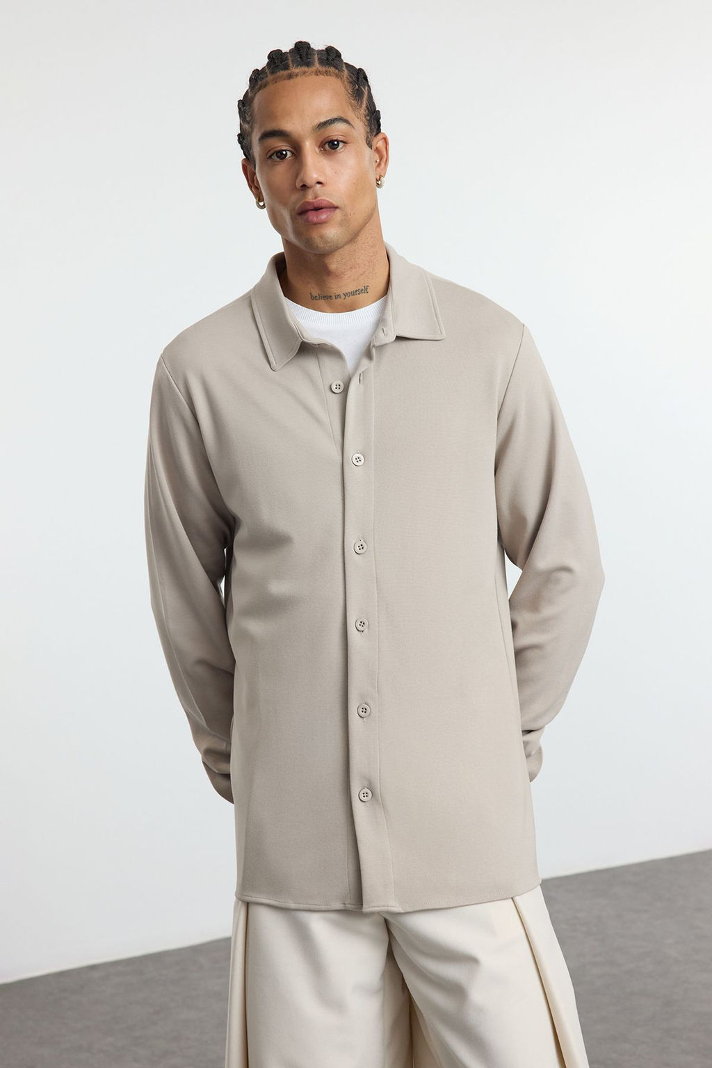 TRENDYOL MAN Tas Regular Rahat Esnek Orme Kumasl? K?sl?k Gomlek TMNAW25GO00032 - Trendyolmilla фото 2