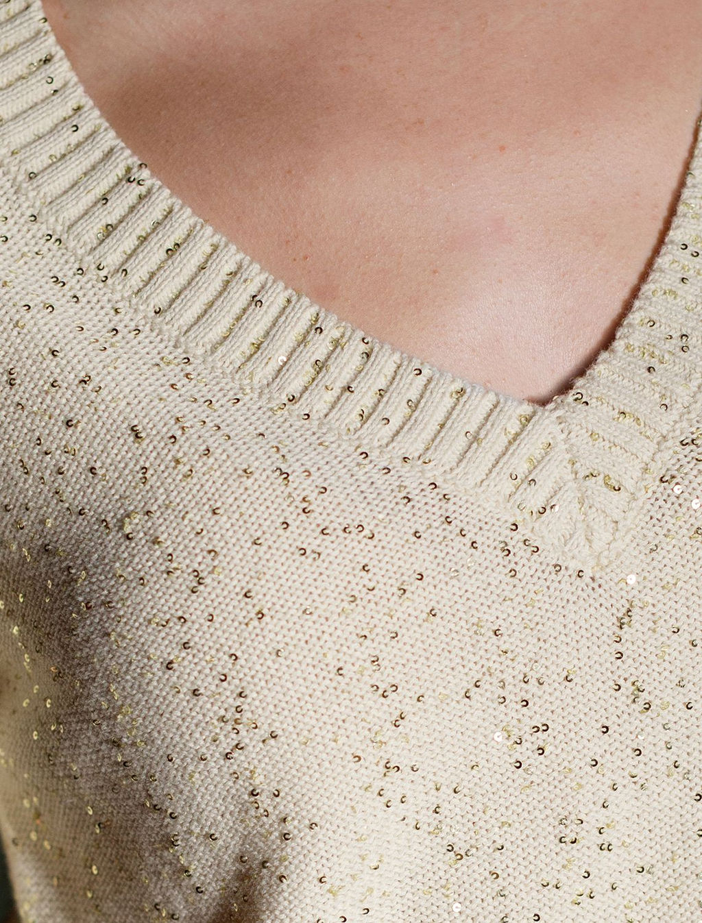 Джемпер с V вырезом и коротким рукавом из хлопковой пряжи с пайетками - Vilatte фото 2