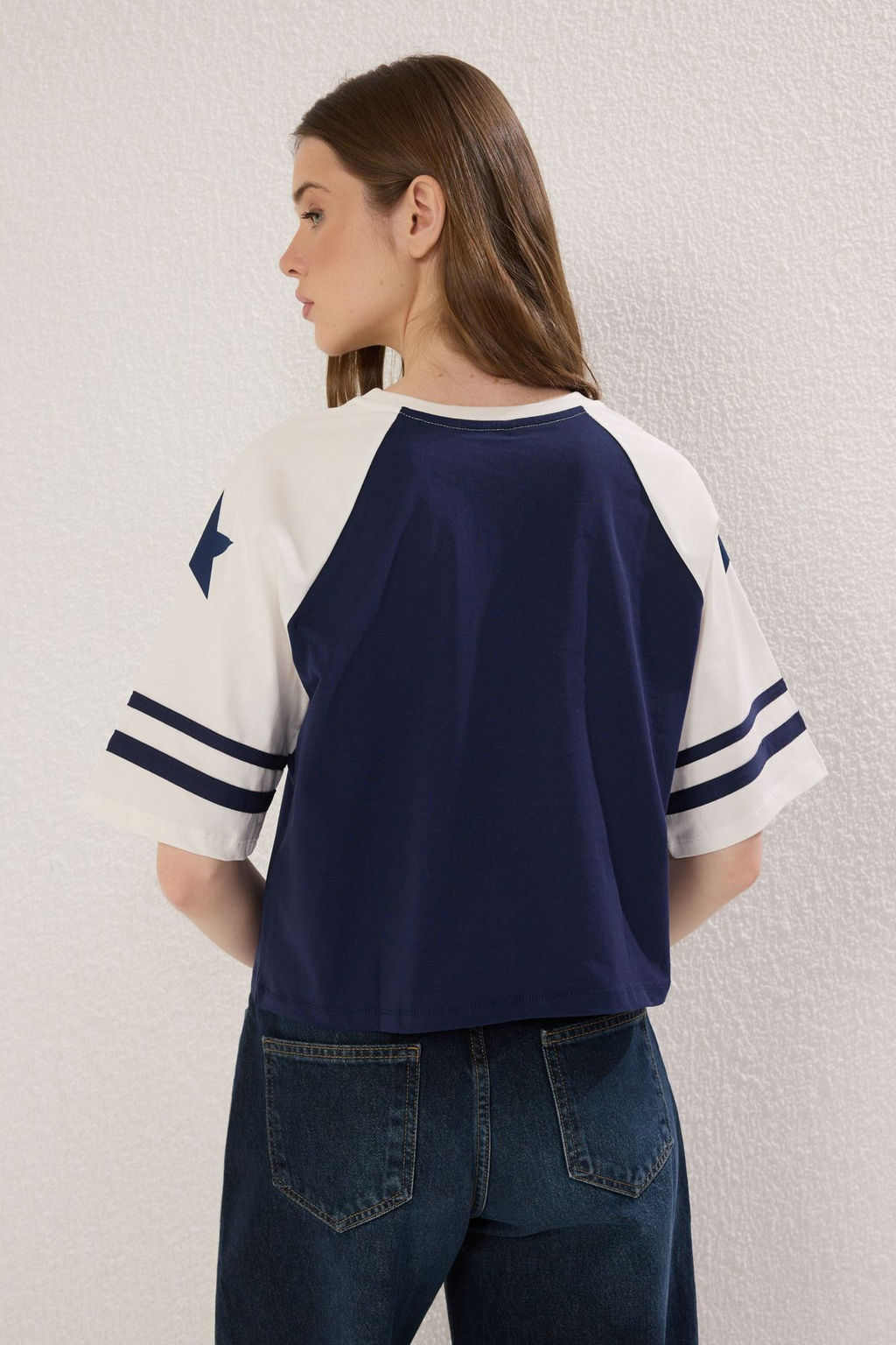 TRENDYOLMILLA Ekru %100 Pamuk Renk Bloklu Slogan Bask?l? Relaxed Crop Orme T-Shirt TWOSS25TS00067  фото 10