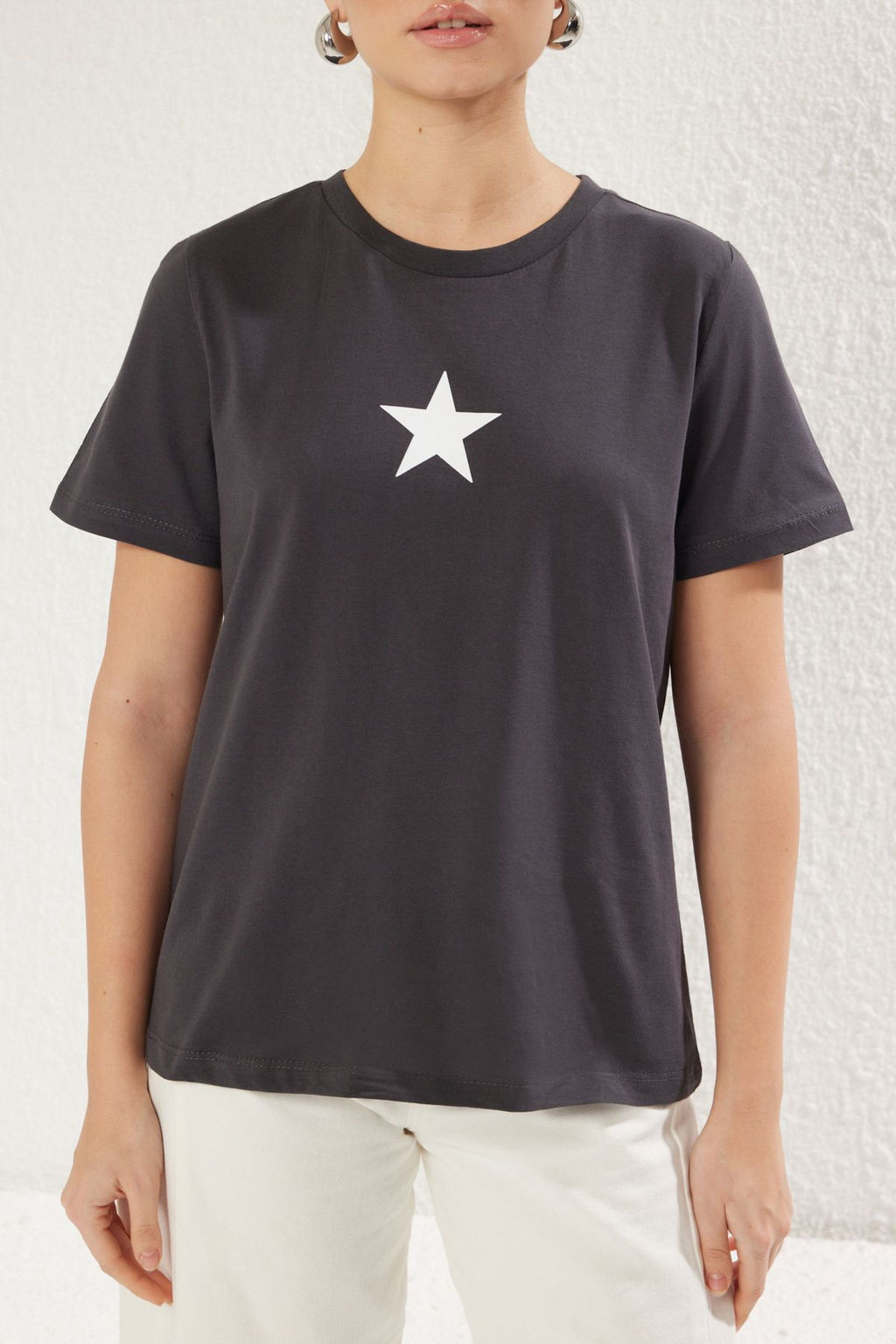 Antrasit %100 Pamuk Y?ld?z Bask?l? Regular/Normal Kal?p Bisiklet Yaka Orme T-Shirt TWOSS24TS00095