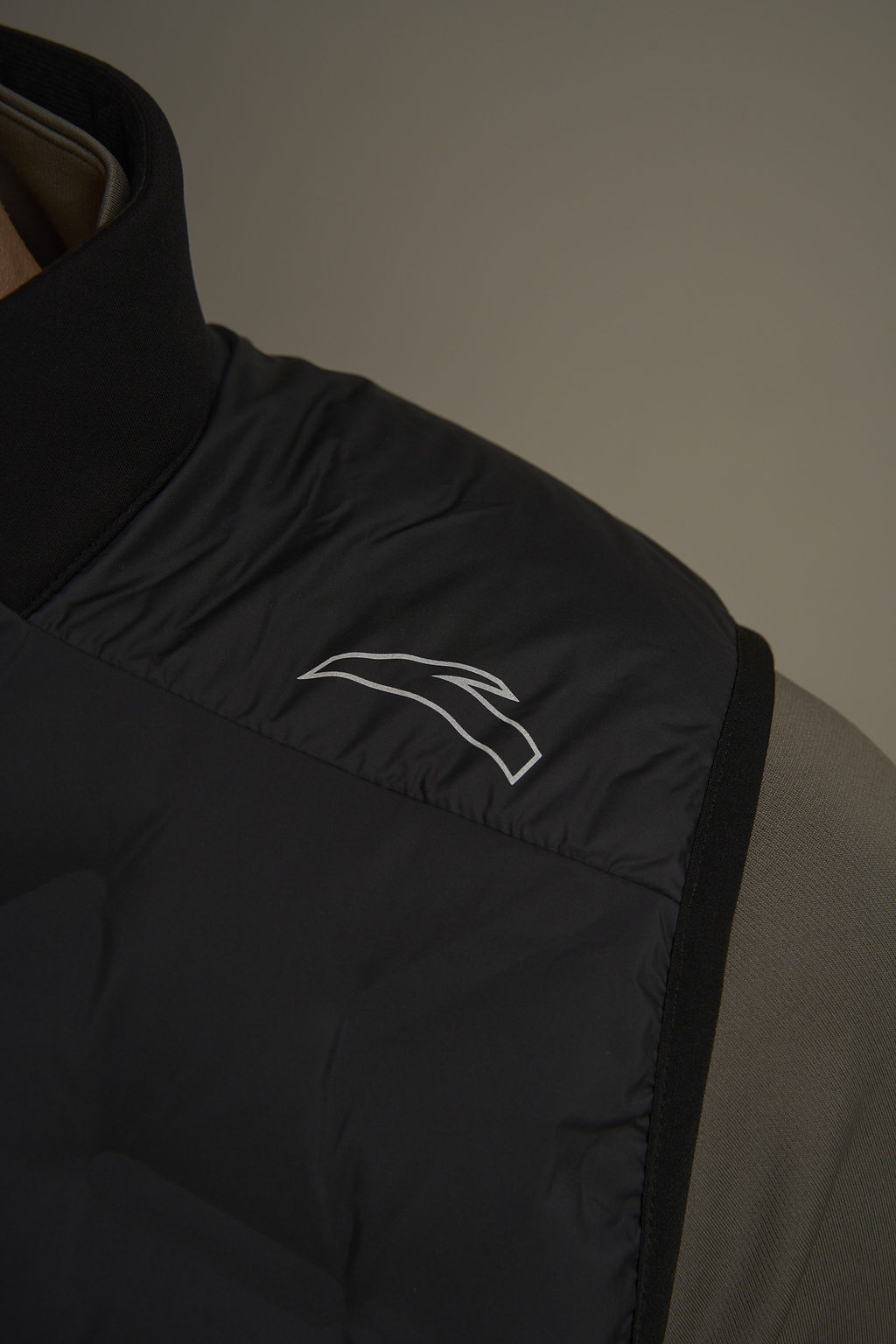 Жилет утепленный комбинированный Черный ANTA RUNNING Fleece Vest