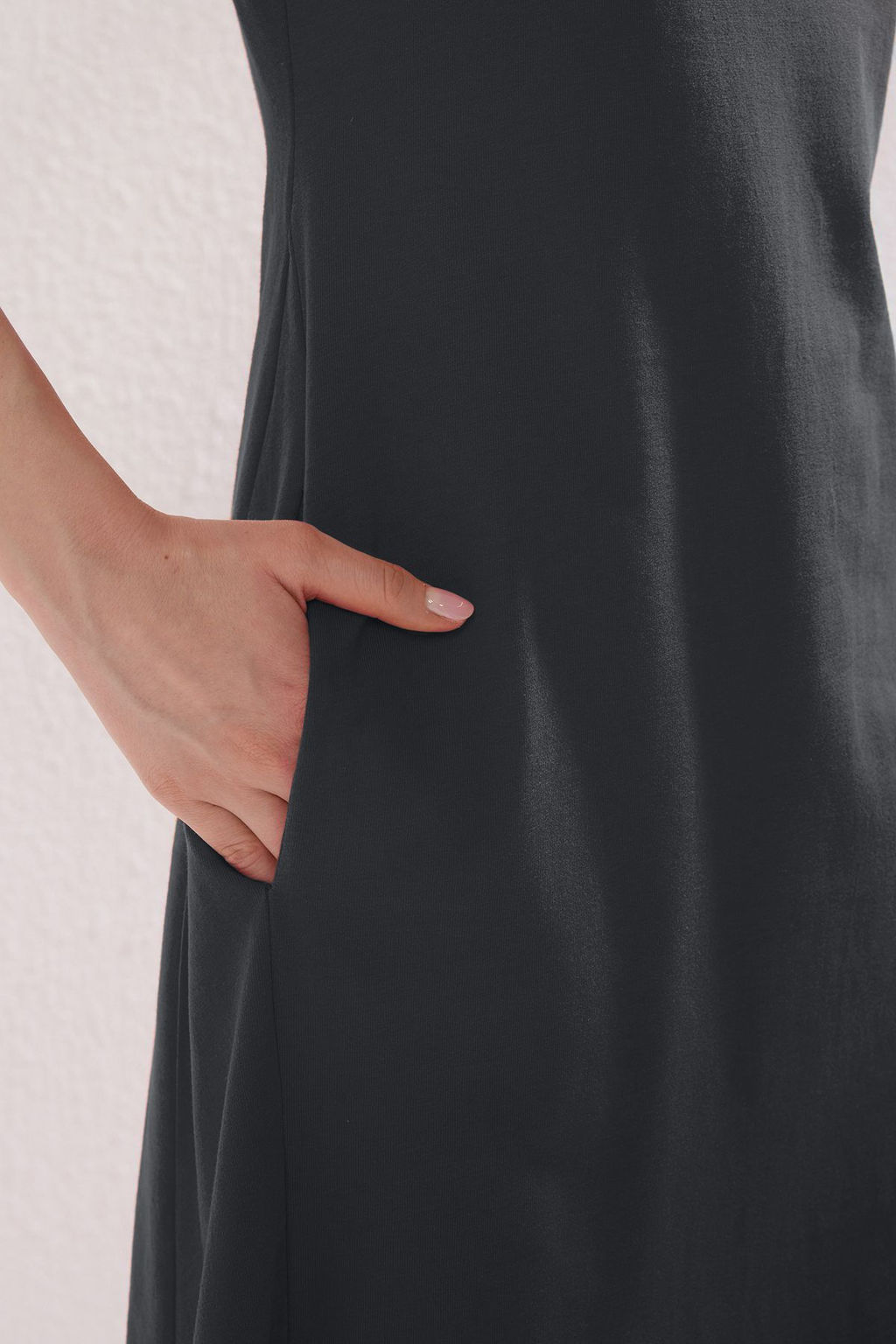 TRENDYOLMILLA Siyah Cepli Premium Bisiklet Yaka A-Line Orme Midi Elbise TWOSS24EL00169  фото 23