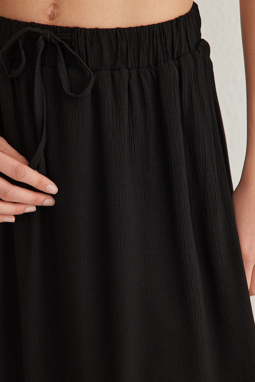 TRENDYOLMILLA Siyah Belden Lastik Detayl? Crinckle Kumas Midi Boy Dokuma Etek TWOSS25ET00014 фото 5