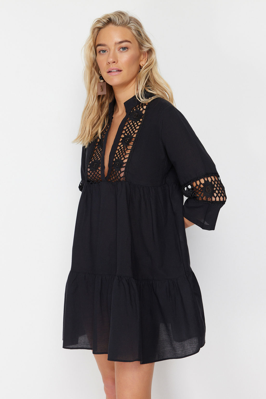 TRENDYOLMILLA Siyah Dokuma %100 Pamuk Dantelli Mini Plaj Elbisesi TBESS20EL0854  фото 2