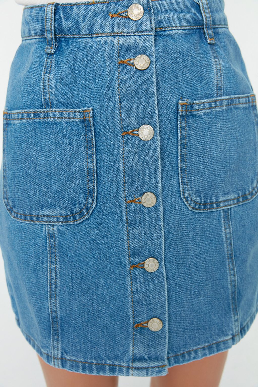 TRENDYOLMILLA Mavi More Sustainable Onden Dugmeli Dikis Detayl? Mini Denim Etek TWOSS22ET00050  фото 4