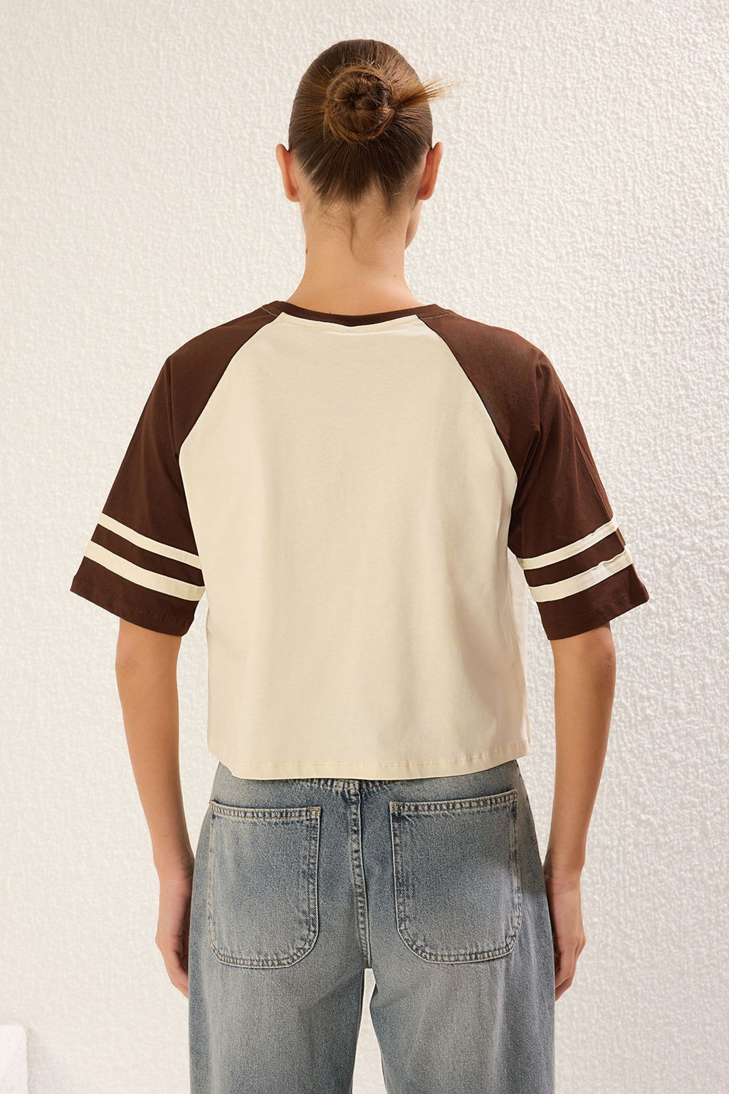 Tas %100 Kal?n Pamuklu Renk Bloklu Slogan Bask?l? Relaxed Crop Orme T-Shirt TWOSS25TS00067