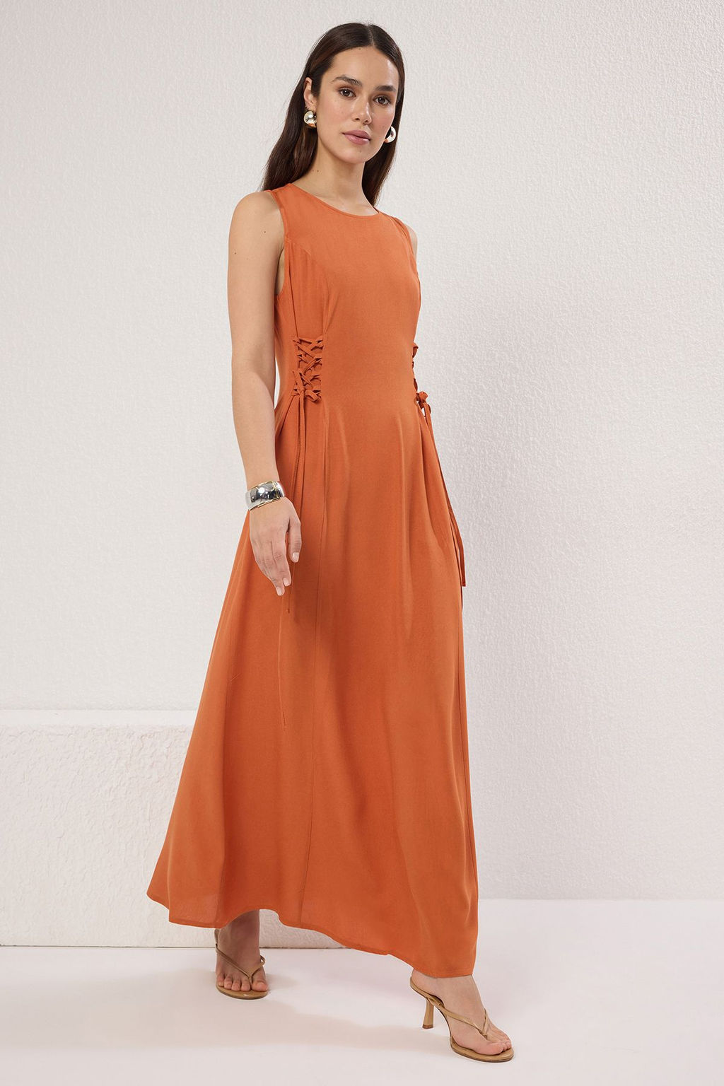 Kahverengi Duz A Kesim Kusgozu Detayl? Maxi Dokuma Elbise TWOSS25EL00552 - Trendyolmilla фото 2