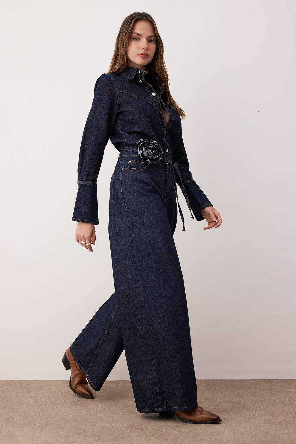 Koyu Mavi Yuksek Bel Gul Kemer Detayl? Wide Leg Jeans TWOAW26JE00171 - Trendyolmilla фото 2