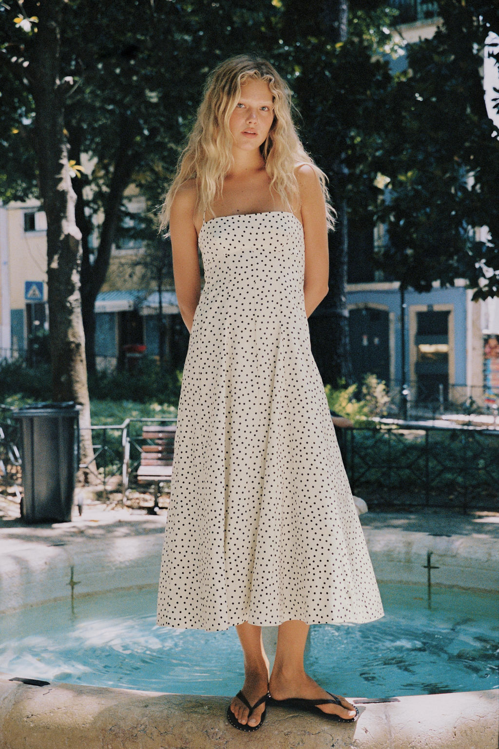 VESTIDO MIDI LUNARES / Blanco / Negro