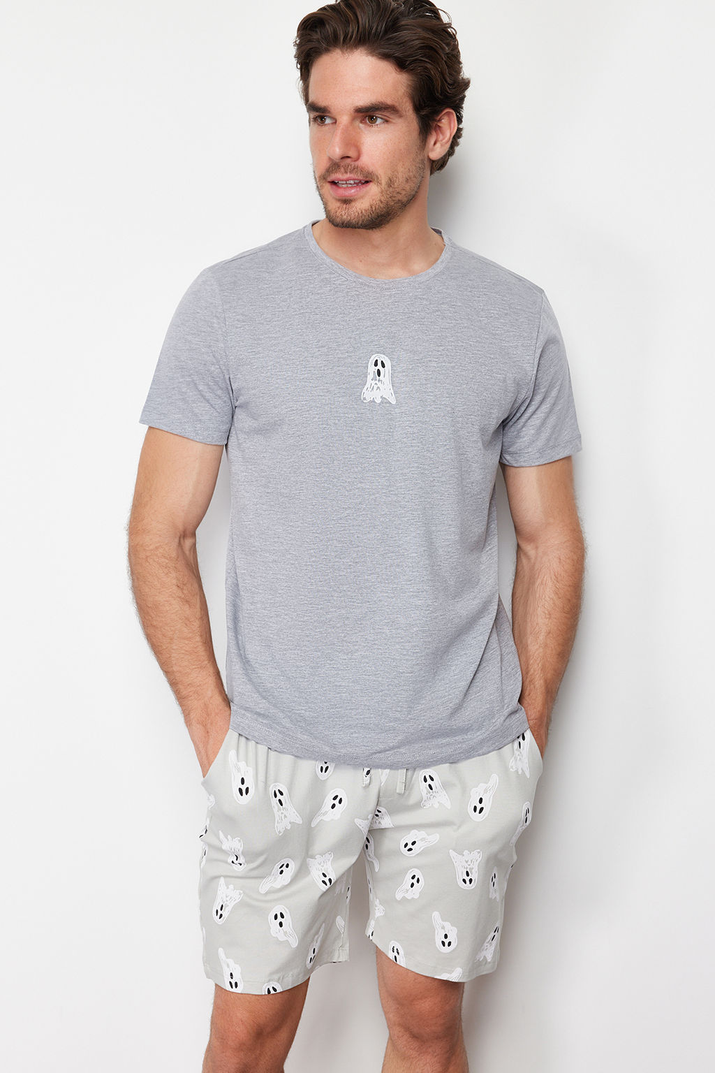 TRENDYOL MAN Gri Bask?l? Regular Fit Orme Sortlu Pijama Tak?m? TMNSS24PT00024