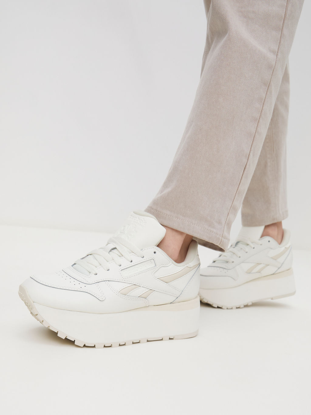 Женские кроссовки REEBOK CLASSIC LEATHER TRIPLE LIFT Артикул 4123680, белый