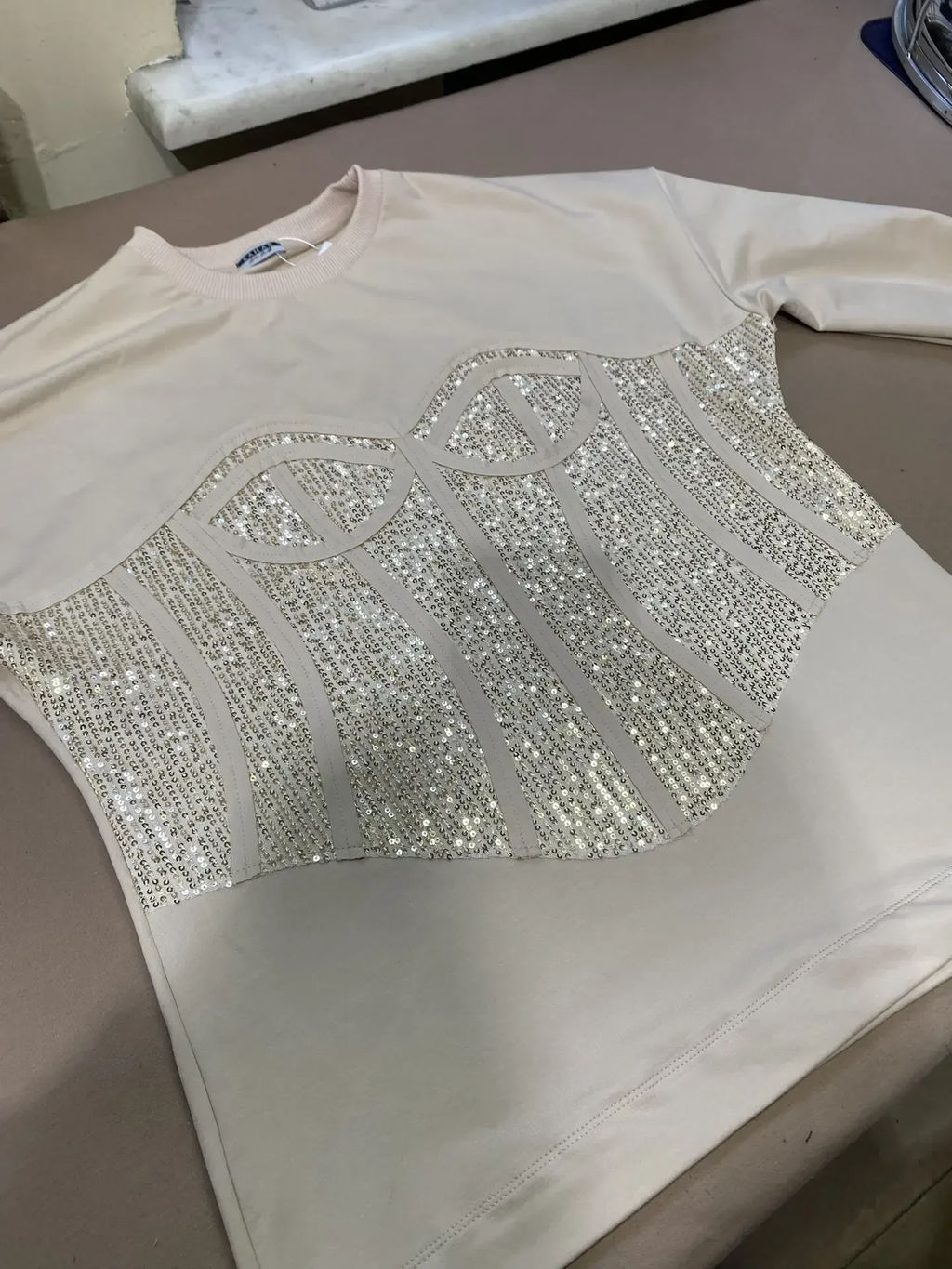 Свитшот с корсетом из пайеток